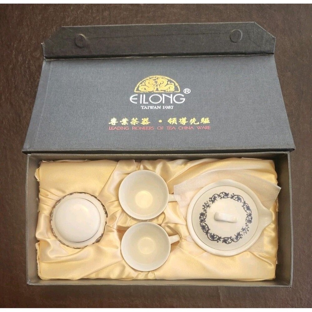 EiLong Tea China Wear 4pc Set With Case Blue Floral Design Taiwan 1987